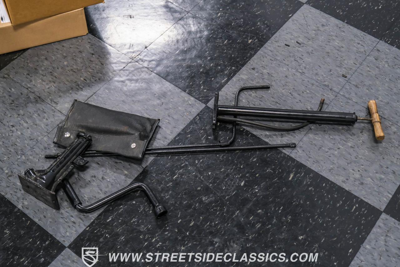 1932 Ford Model 18 V-8 Roadster Deluxe