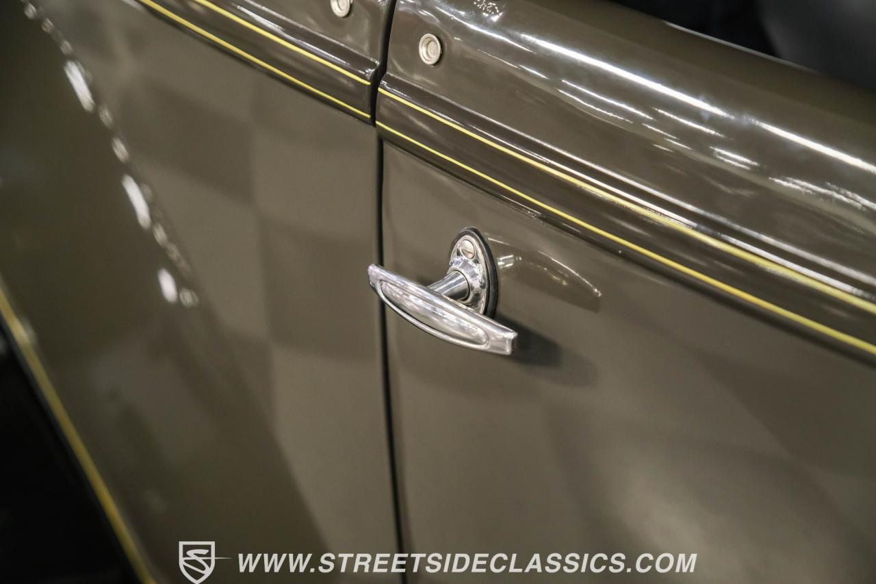 1932 Ford Model 18 V-8 Roadster Deluxe