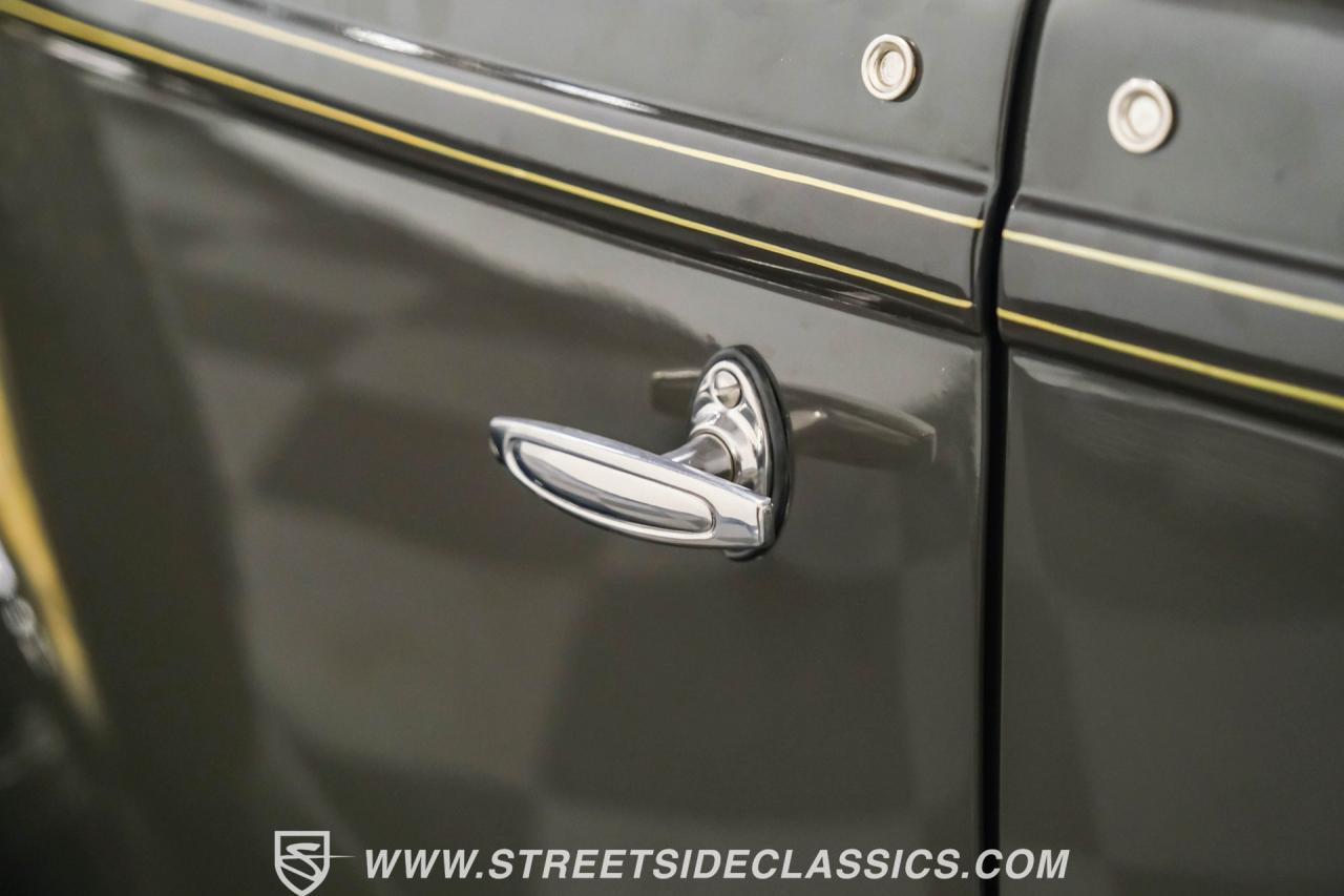 1932 Ford Model 18 V-8 Roadster Deluxe