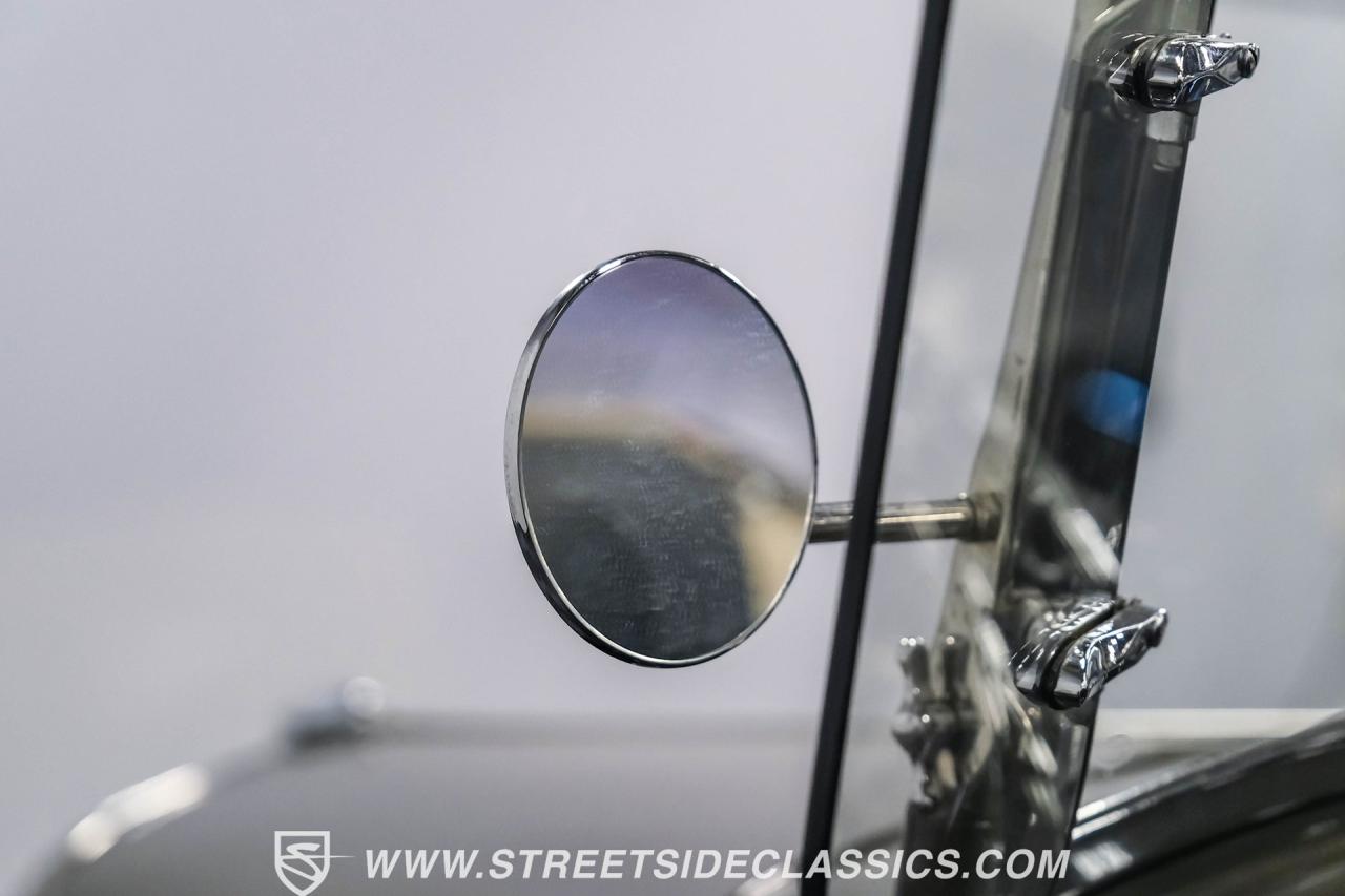 1932 Ford Model 18 V-8 Roadster Deluxe