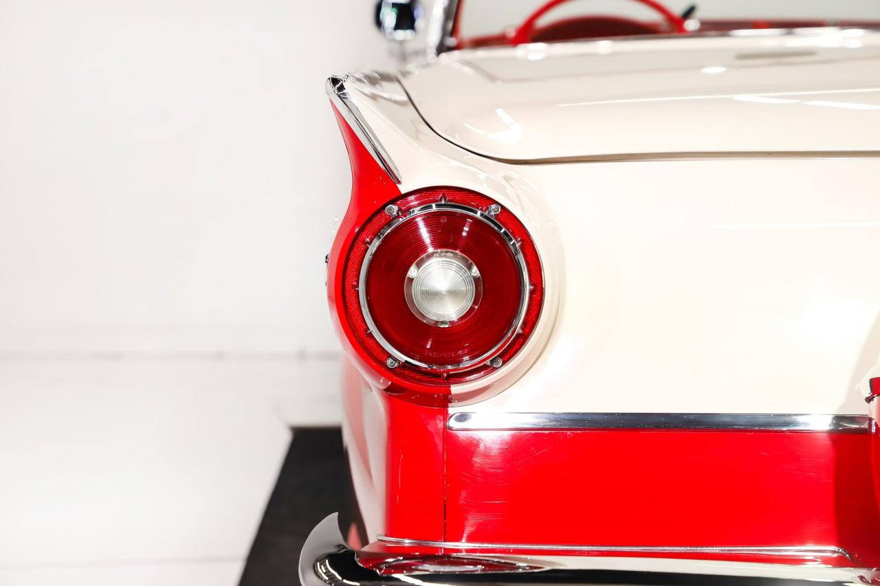 1957 Ford Fairlane 500 Skyliner