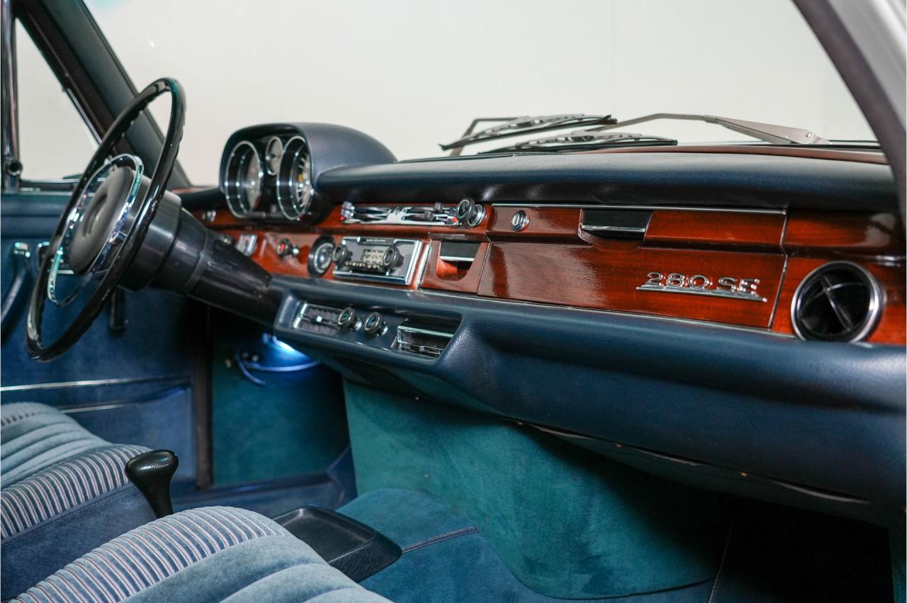 1972 Mercedes - Benz 200 series