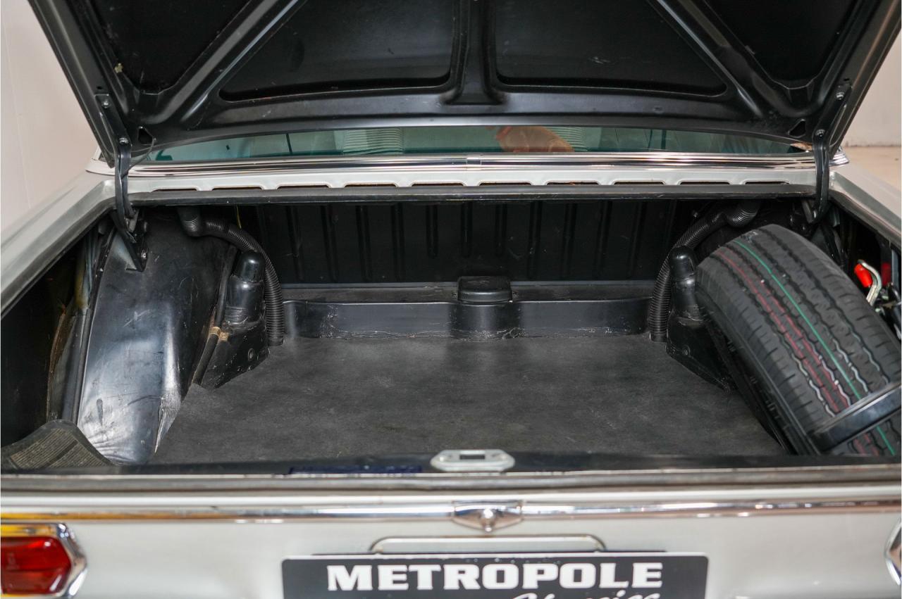 1972 Mercedes - Benz 200 series