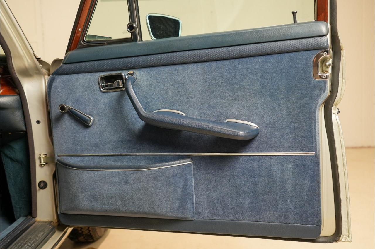 1972 Mercedes - Benz 200 series