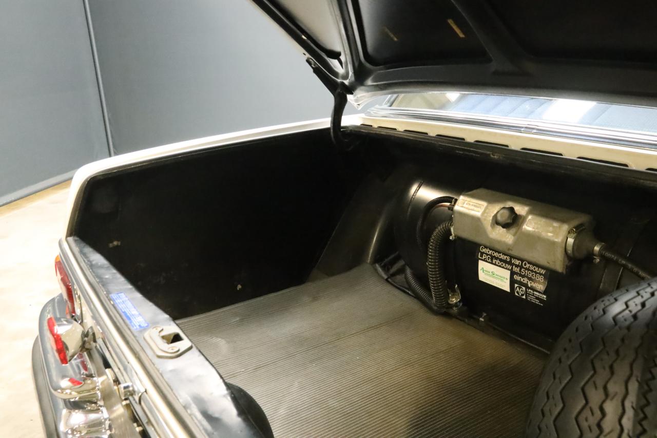 1970 Mercedes - Benz Mercedes Benz 280 SE Automatic &ldquo;Floor shifter&rdquo; Trade-in car