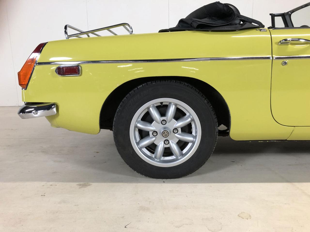 1975 MG B convertible