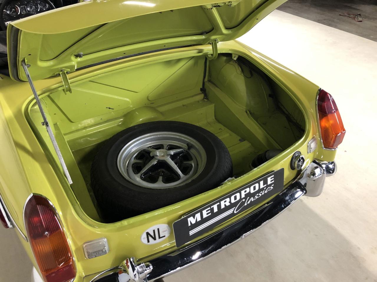 1975 MG B convertible