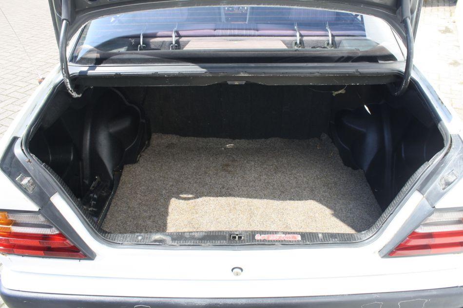 1985 Mercedes - Benz 200-serie