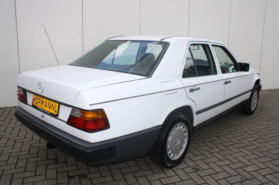 1986 Mercedes - Benz 200-serie