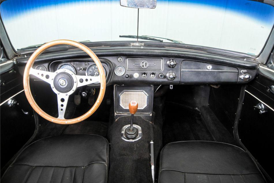 1965 MG B MGB 1.8 met overdrive , spaakwielen