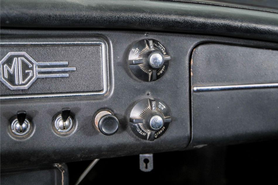 1965 MG B MGB 1.8 met overdrive , spaakwielen