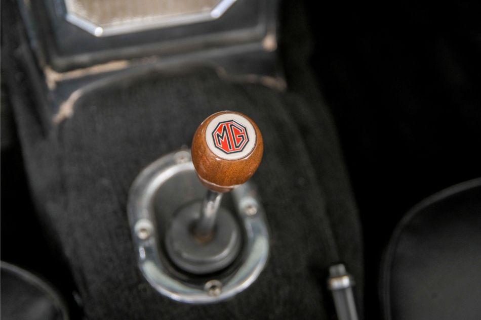 1965 MG B MGB 1.8 met overdrive , spaakwielen