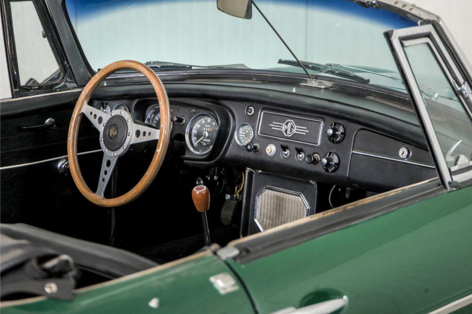 1965 MG B MGB 1.8 met overdrive , spaakwielen