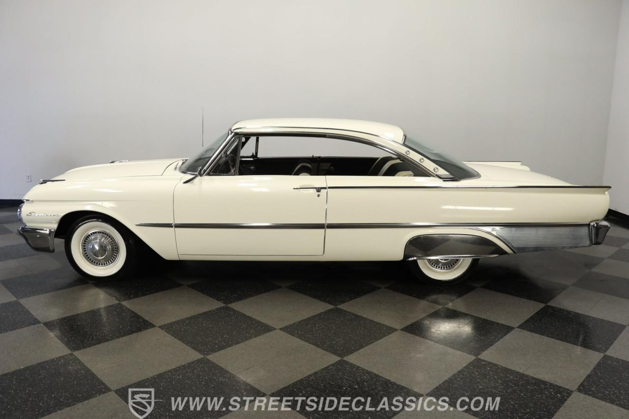 1961 Ford Galaxie Starliner