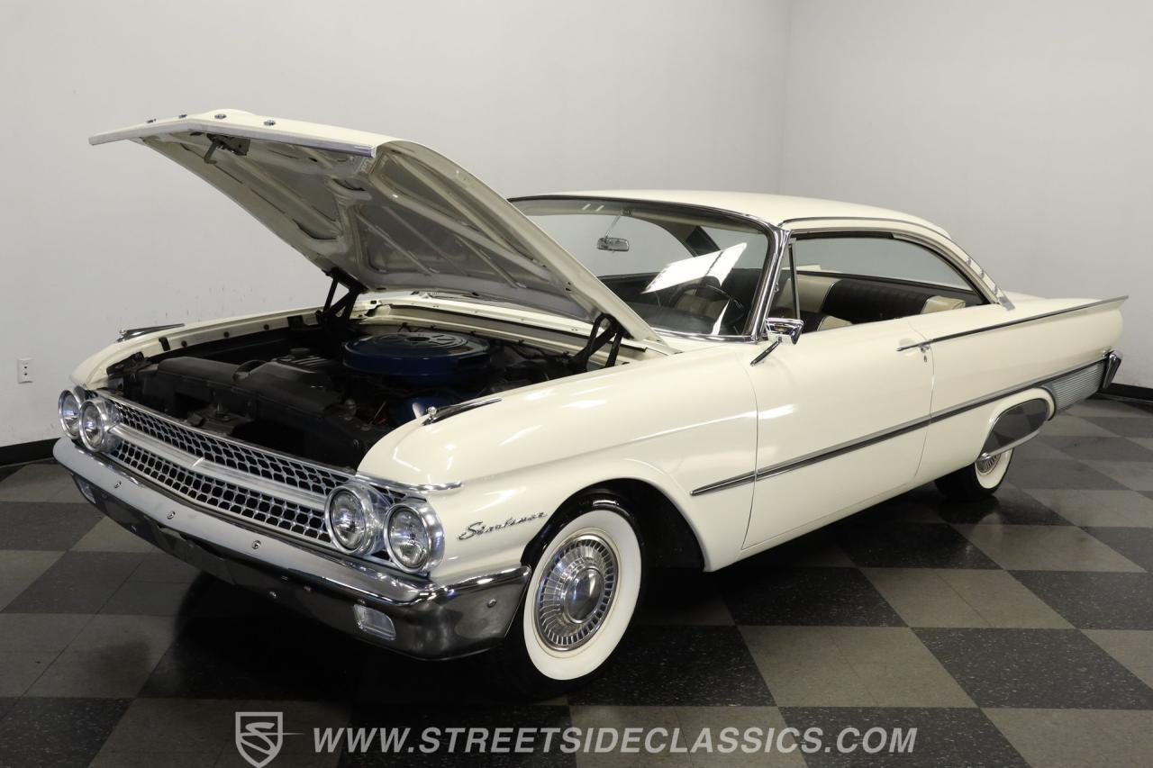 1961 Ford Galaxie Starliner