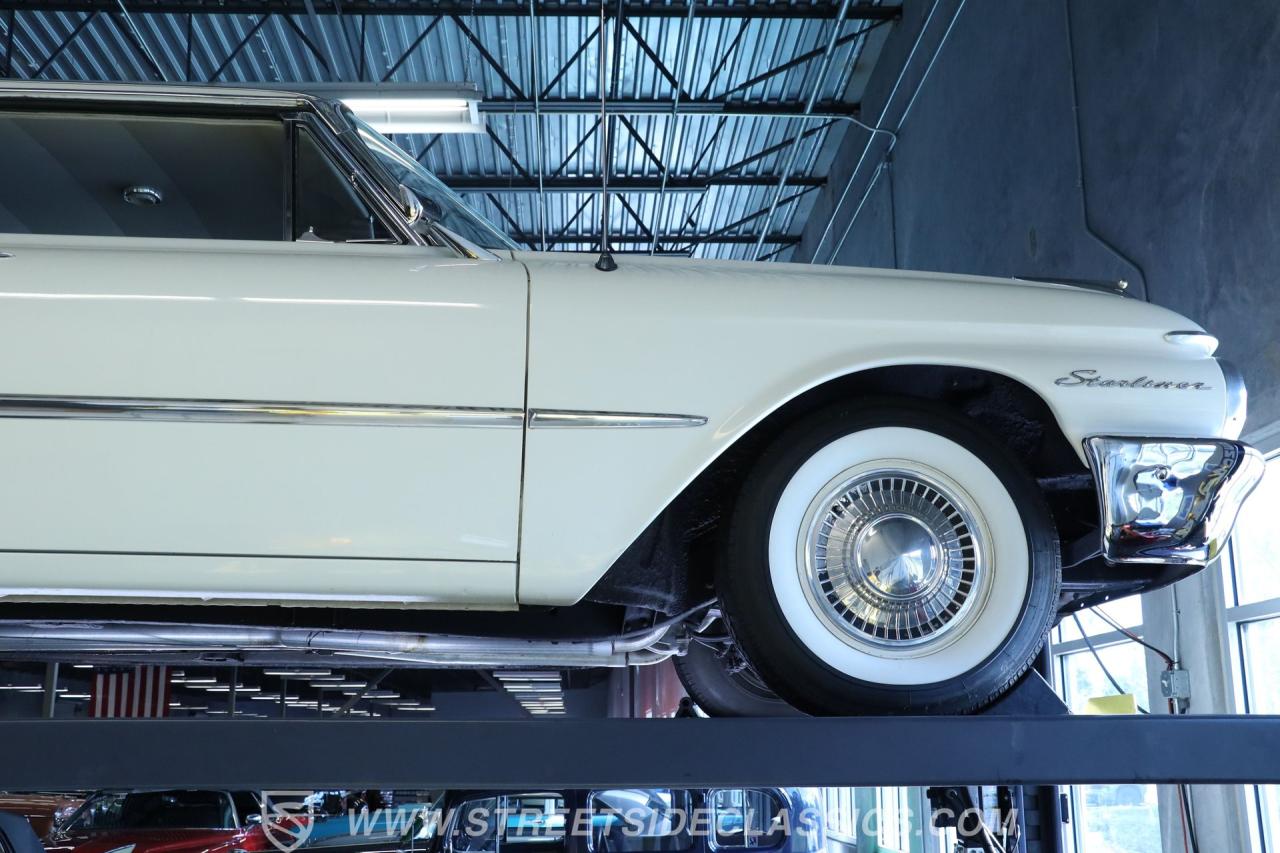 1961 Ford Galaxie Starliner