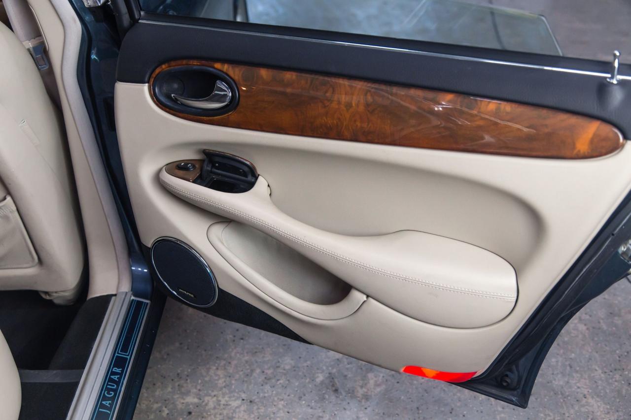 2001 Jaguar XJR SUPERCHARGED V8