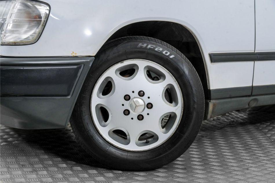 1986 Mercedes - Benz 200-serie