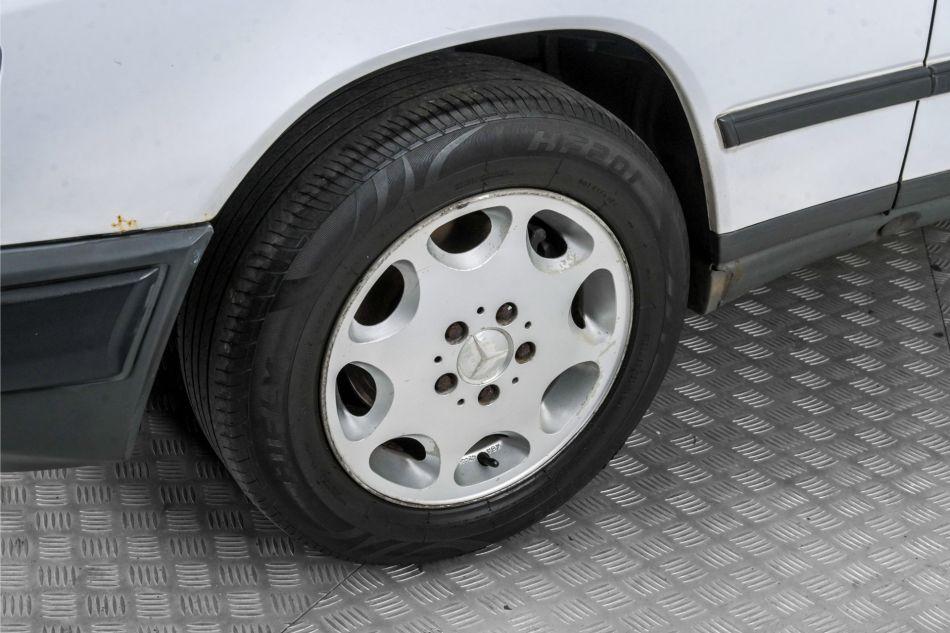 1986 Mercedes - Benz 200-serie