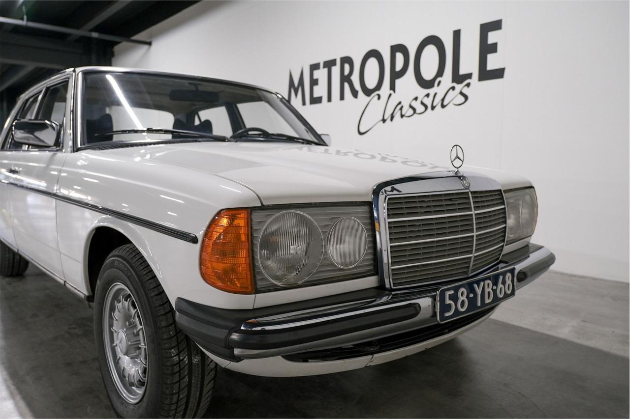 1977 Mercedes - Benz 200 series