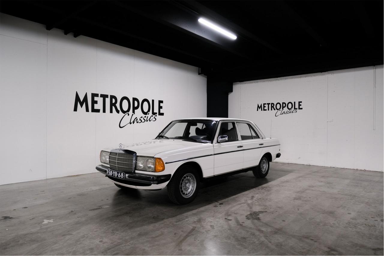 1977 Mercedes - Benz 200 series