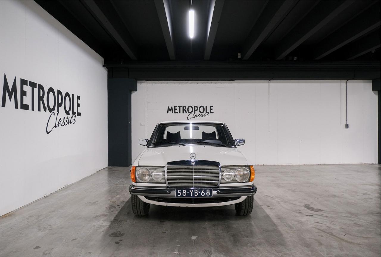 1977 Mercedes - Benz 200 series