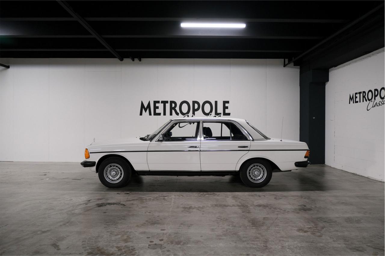 1977 Mercedes - Benz 200 series