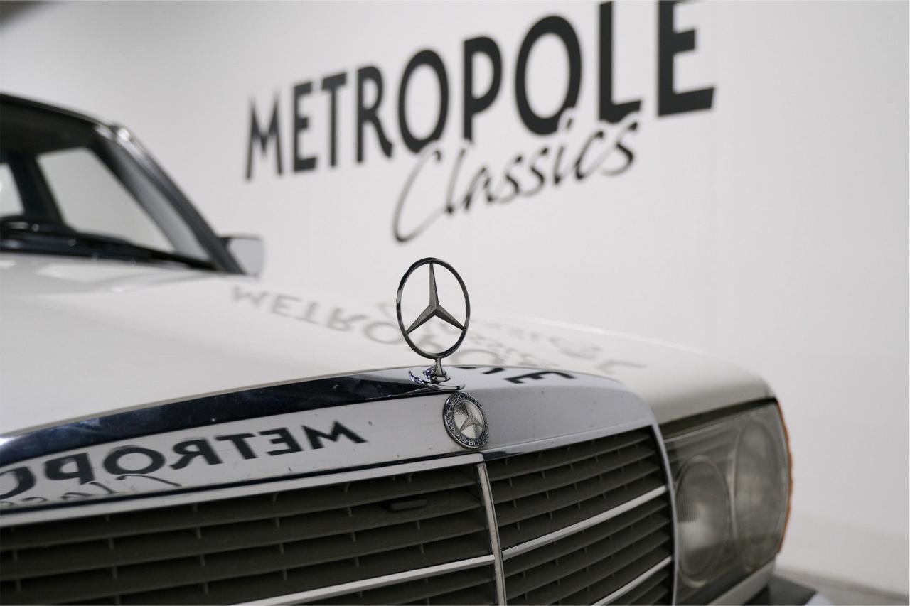 1977 Mercedes - Benz 200 series