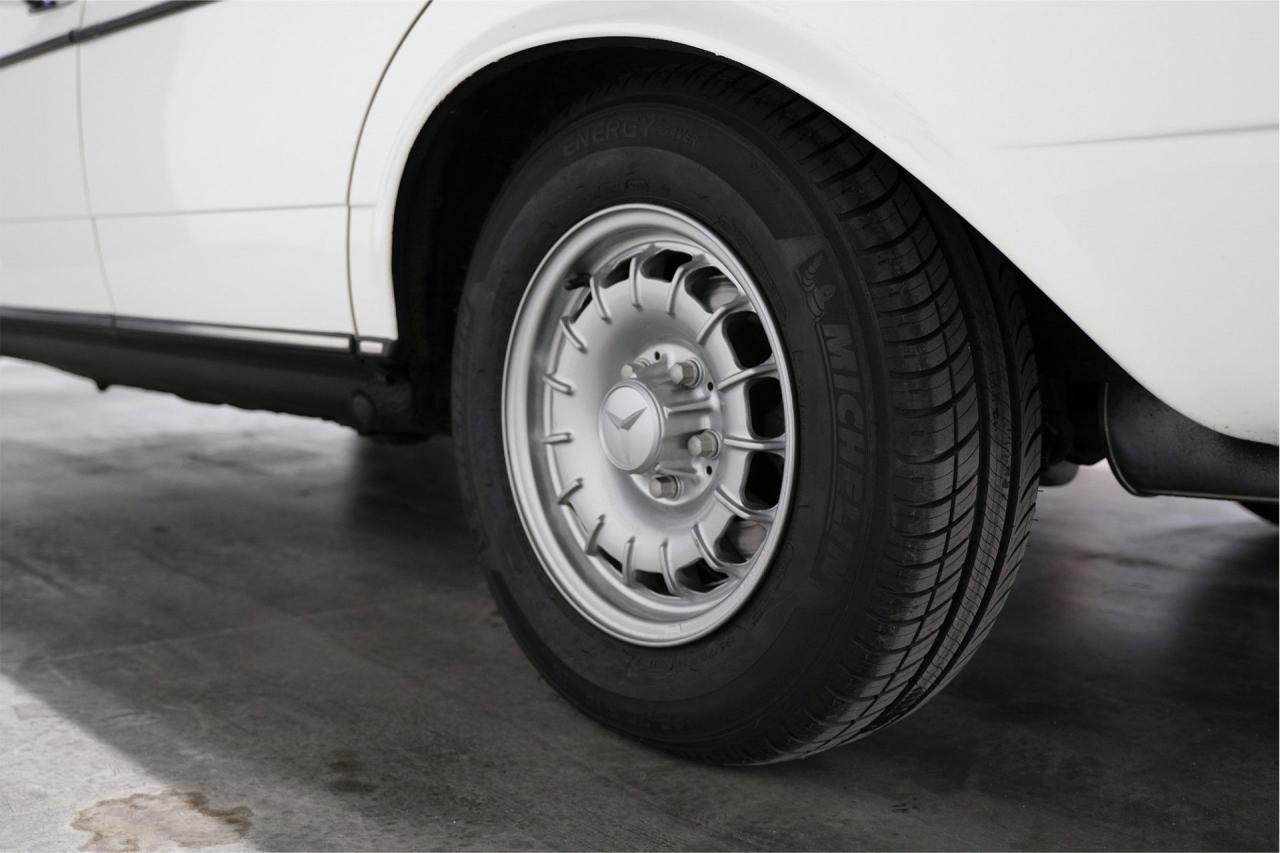 1977 Mercedes - Benz 200 series