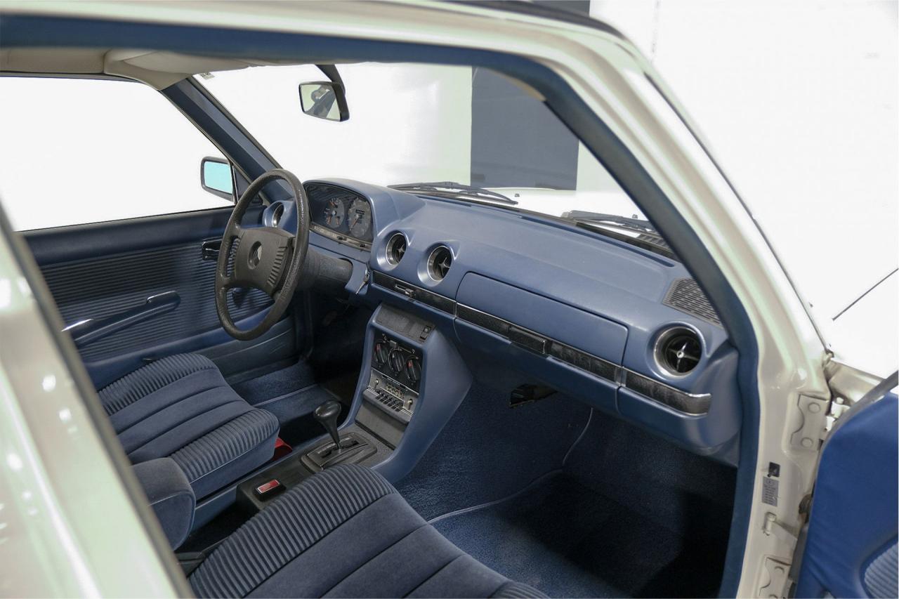 1977 Mercedes - Benz 200 series