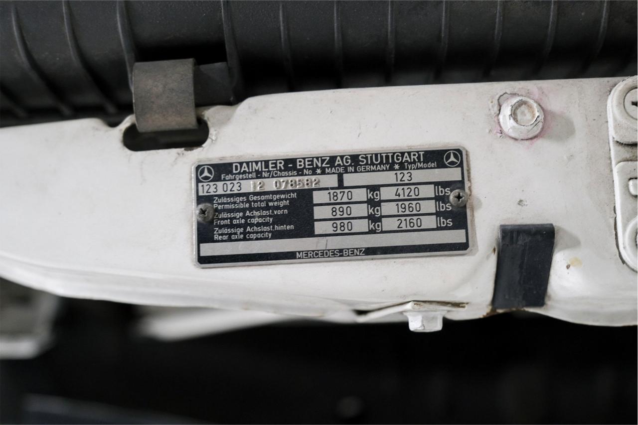 1977 Mercedes - Benz 200 series