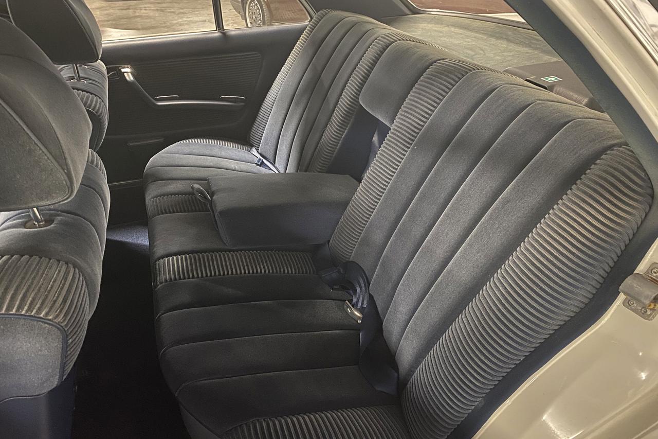 1977 Mercedes - Benz 200 series