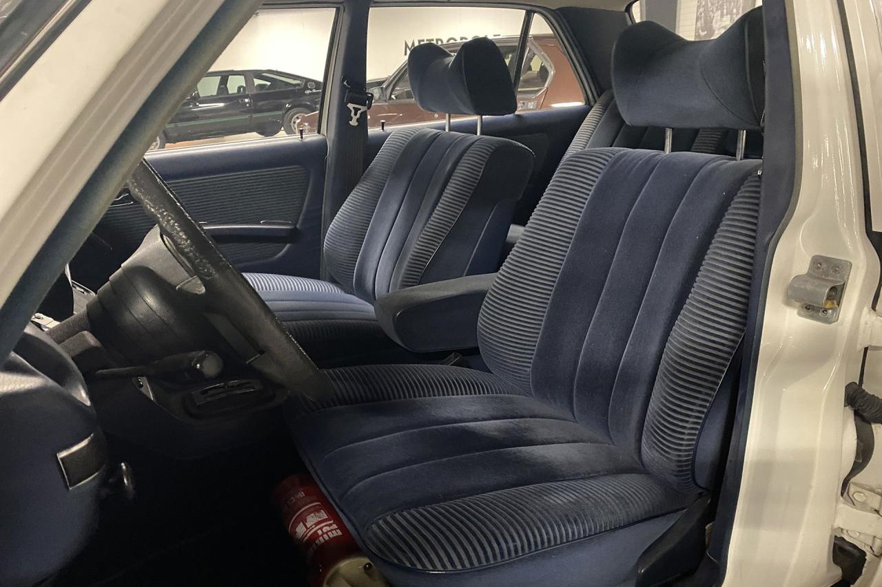 1977 Mercedes - Benz 200 series