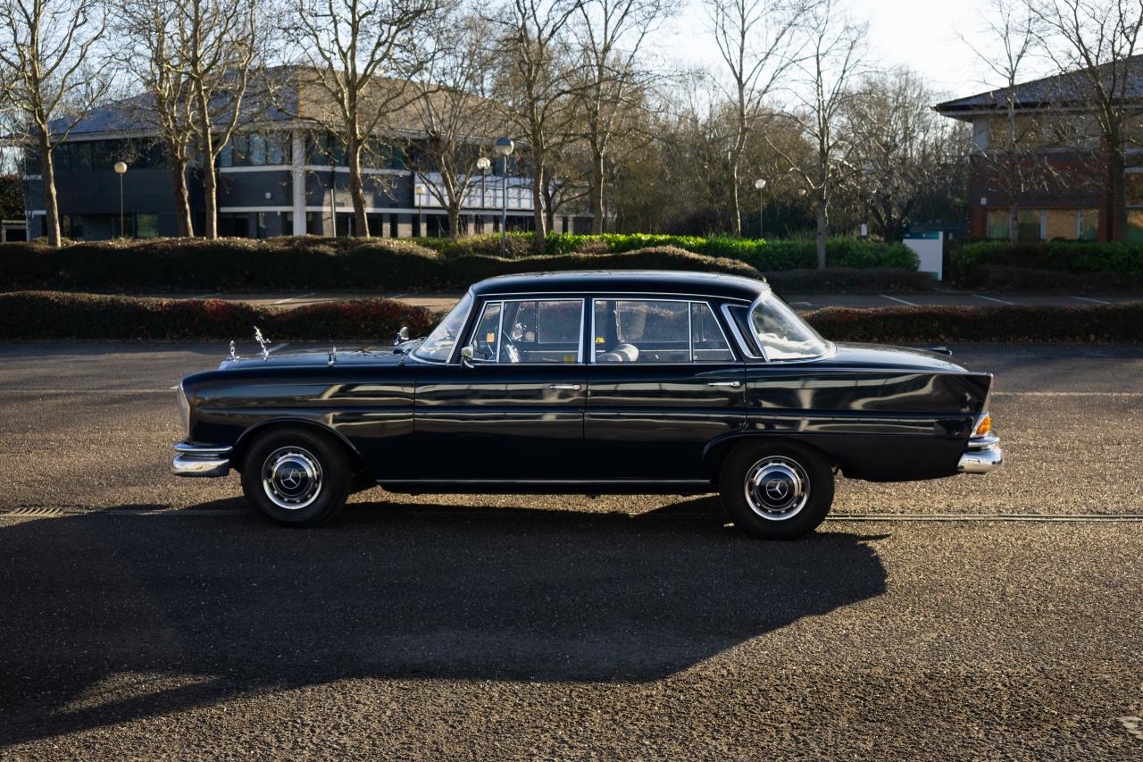 1966 Mercedes - Benz 220 SE Fintail