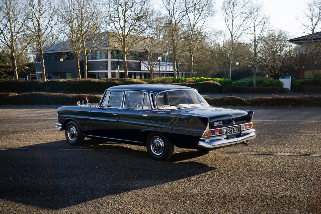 1966 Mercedes - Benz 220 SE Fintail