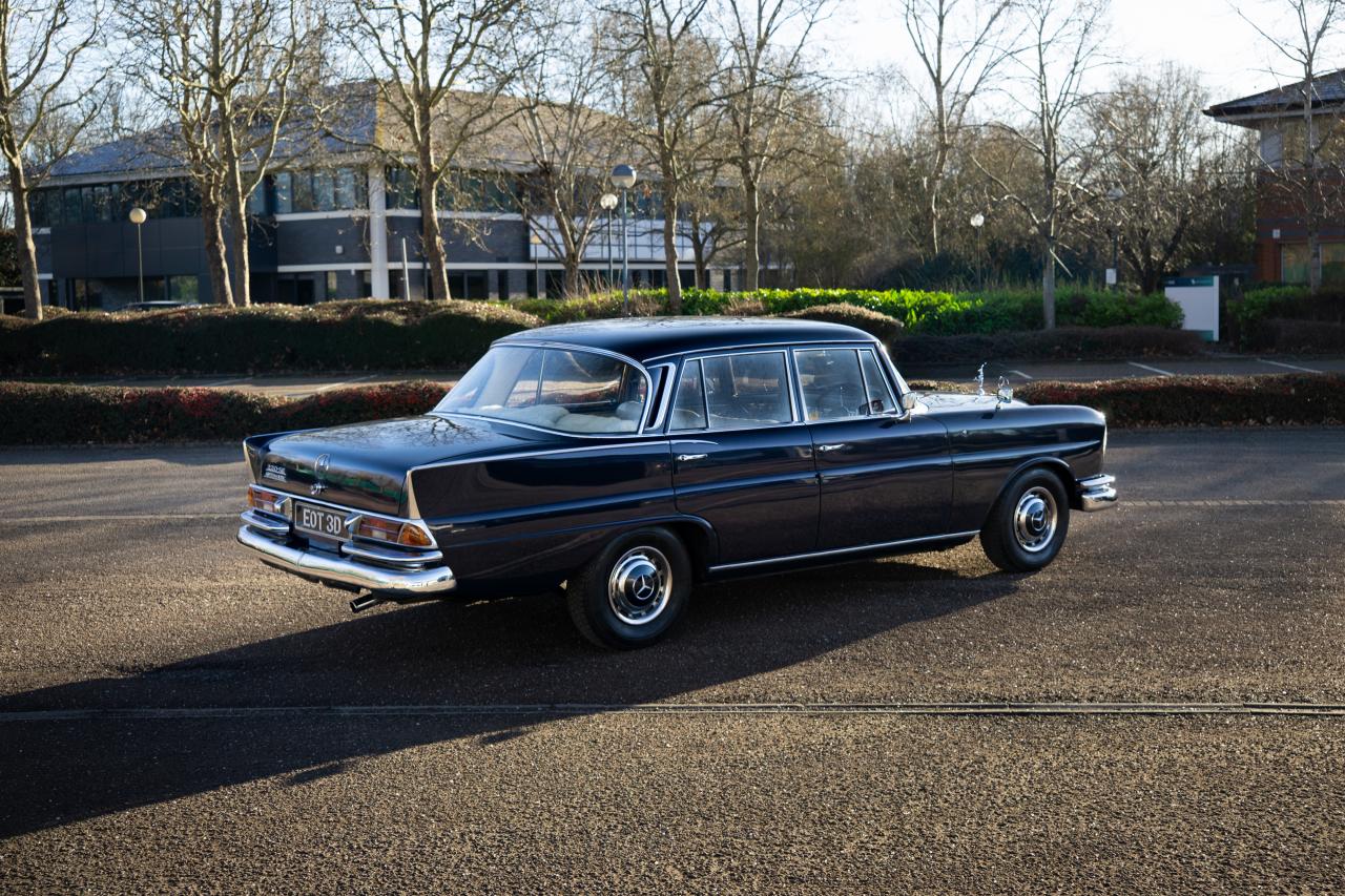 1966 Mercedes - Benz 220 SE Fintail
