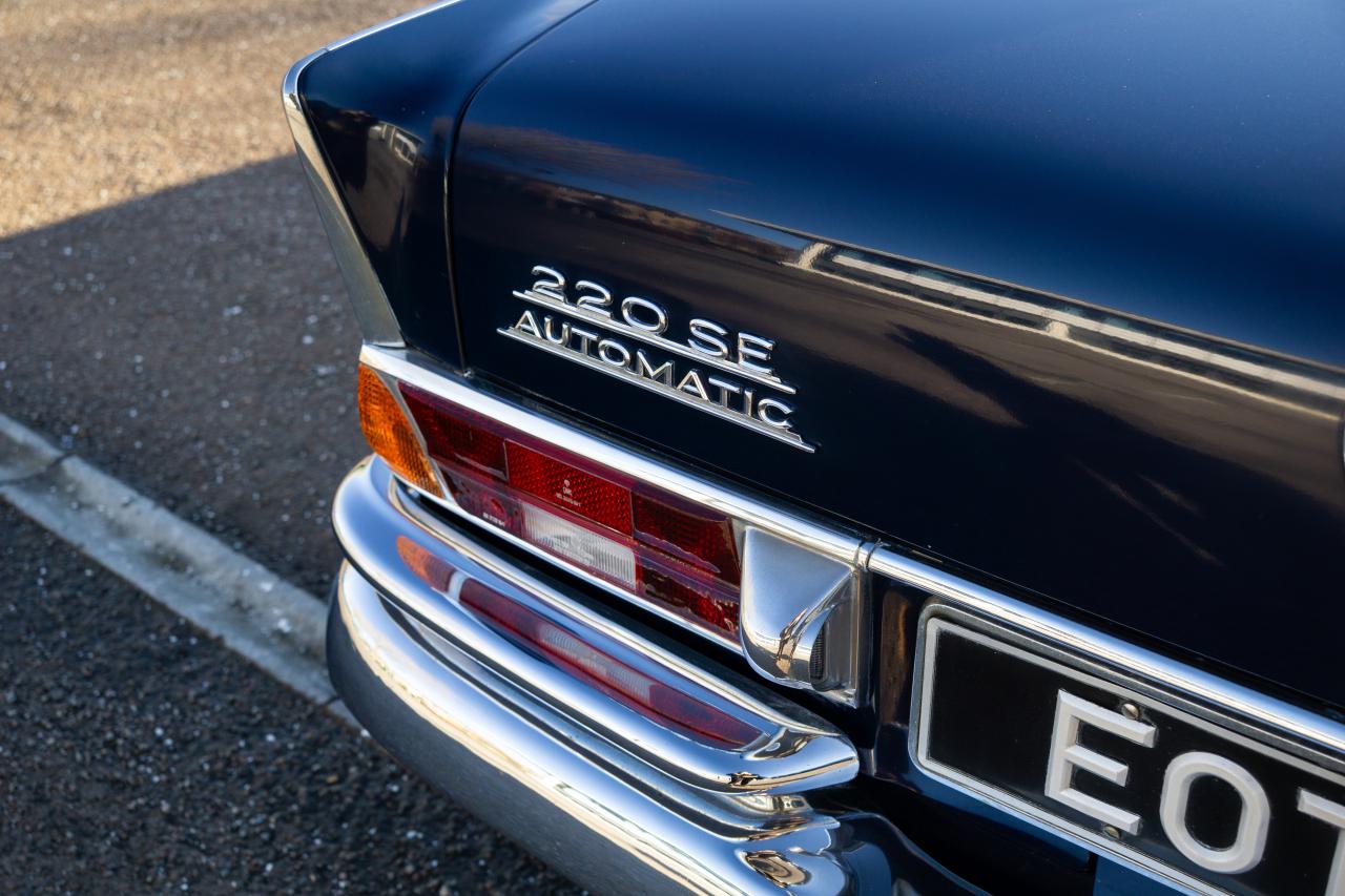 1966 Mercedes - Benz 220 SE Fintail