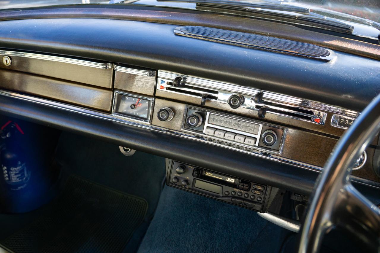 1966 Mercedes - Benz 220 SE Fintail