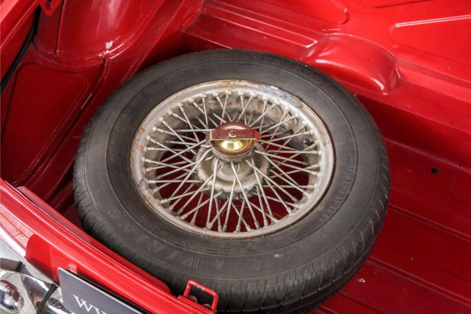 1966 MG B MGB overdrive chroom spaakwielen