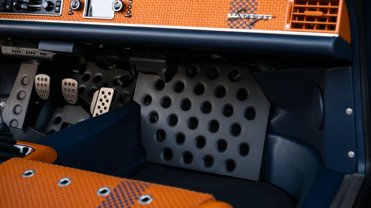 1991 Porsche 911 Targa Reimagined by Singer &ldquo;Blueberry&rdquo;