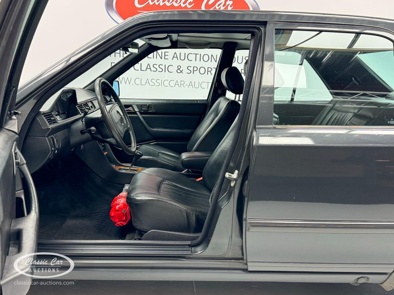 1985 Mercedes - Benz 300E