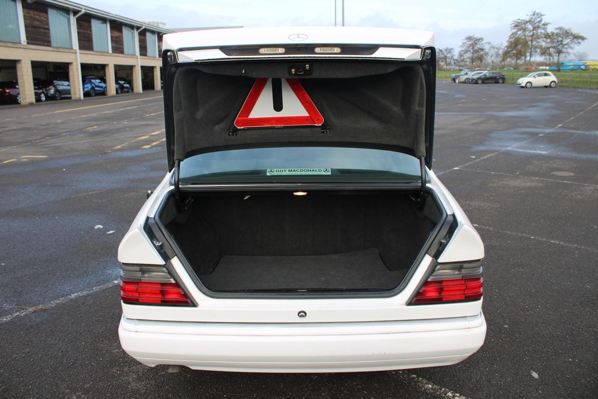 1995 Mercedes - Benz E220 COUPE AUTO