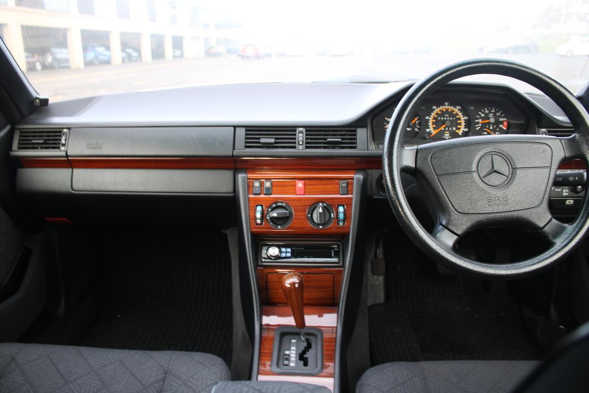 1995 Mercedes - Benz E220 COUPE AUTO