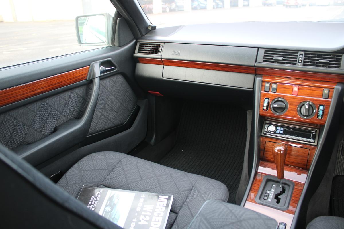 1995 Mercedes - Benz E220 COUPE AUTO