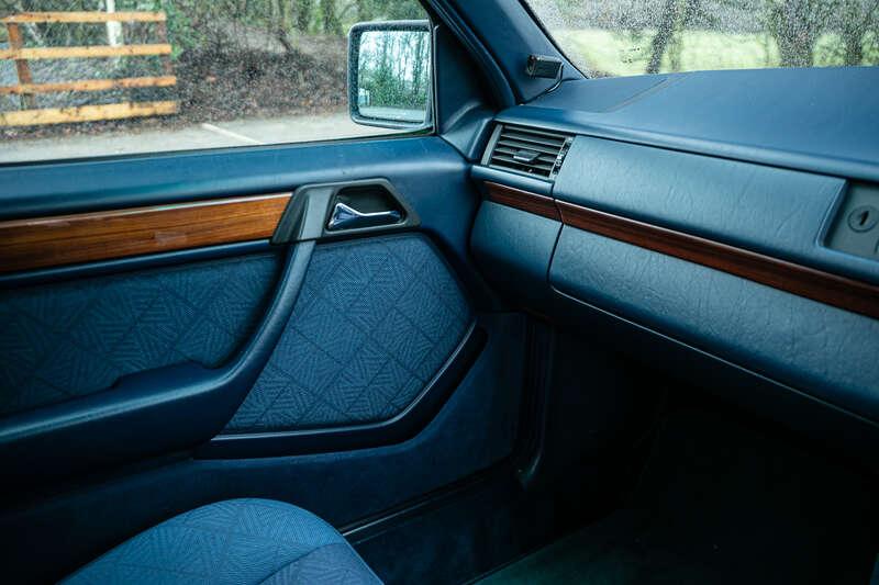 1993 Mercedes - Benz E220 ESTATE