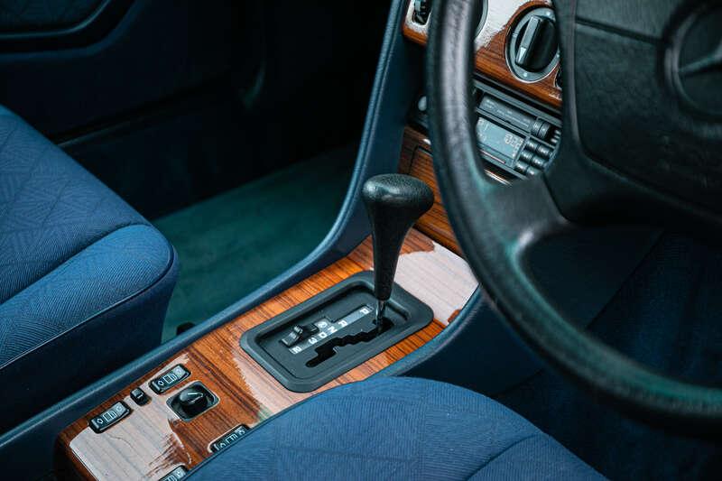 1993 Mercedes - Benz E220 ESTATE