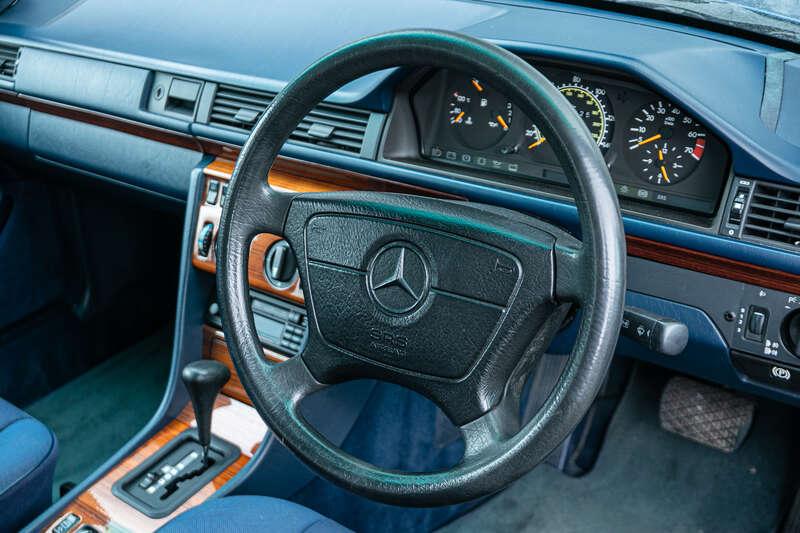 1993 Mercedes - Benz E220 ESTATE