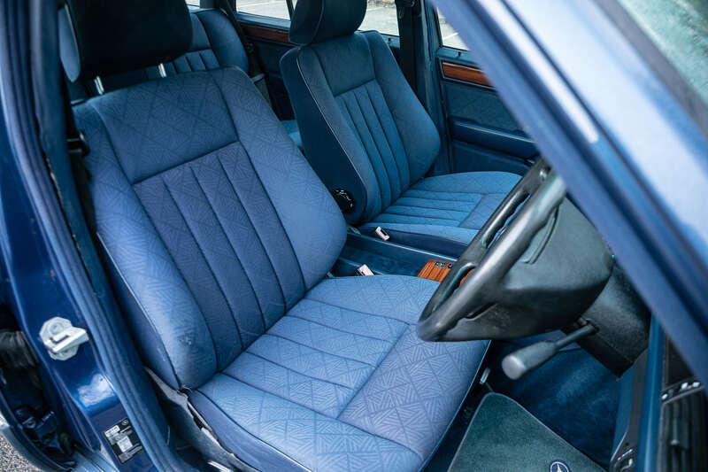 1993 Mercedes - Benz E220 ESTATE