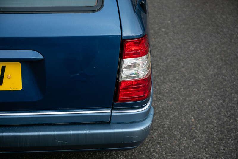 1993 Mercedes - Benz E220 ESTATE