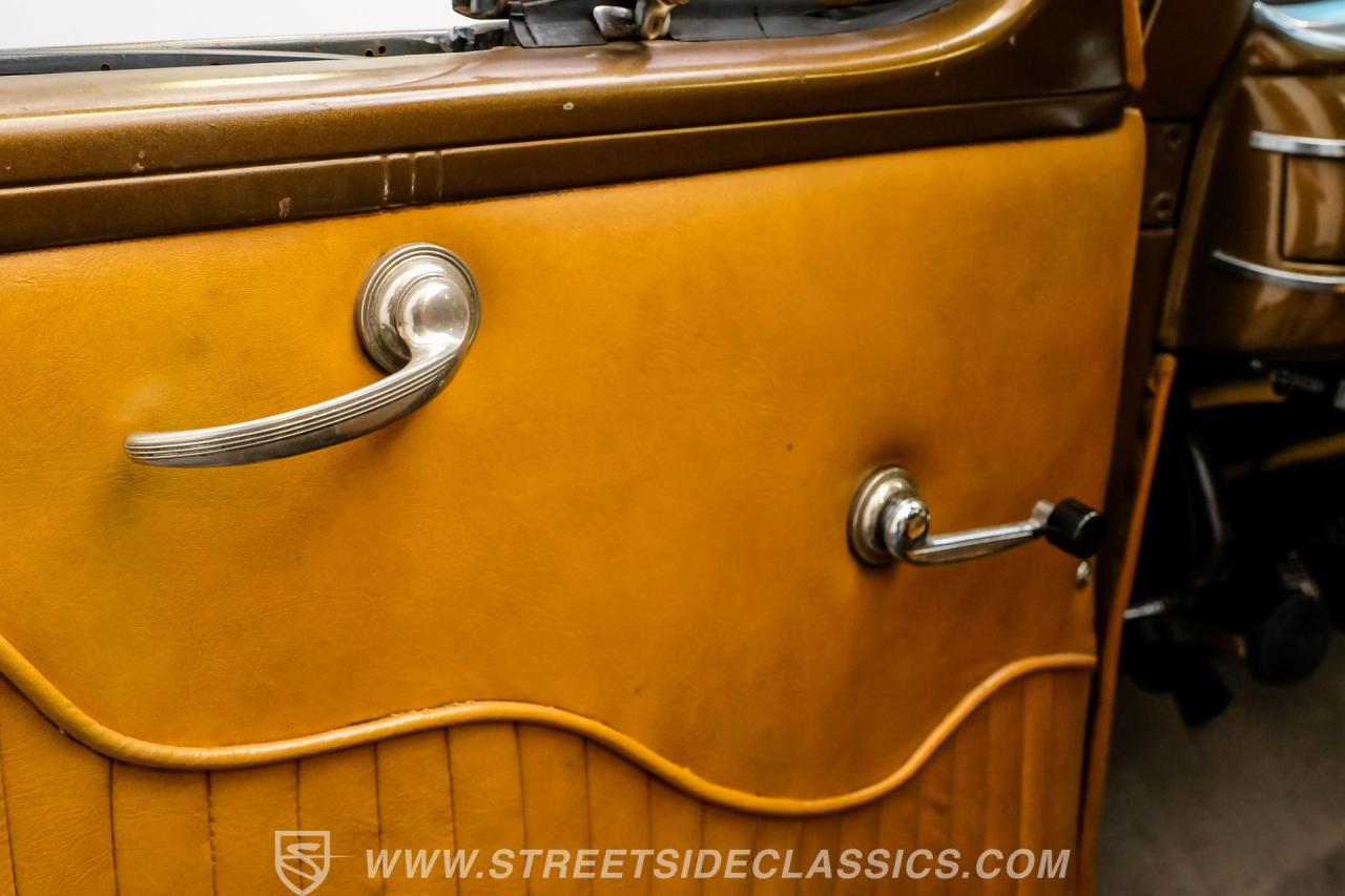 1940 Ford Deluxe Tudor Sedan